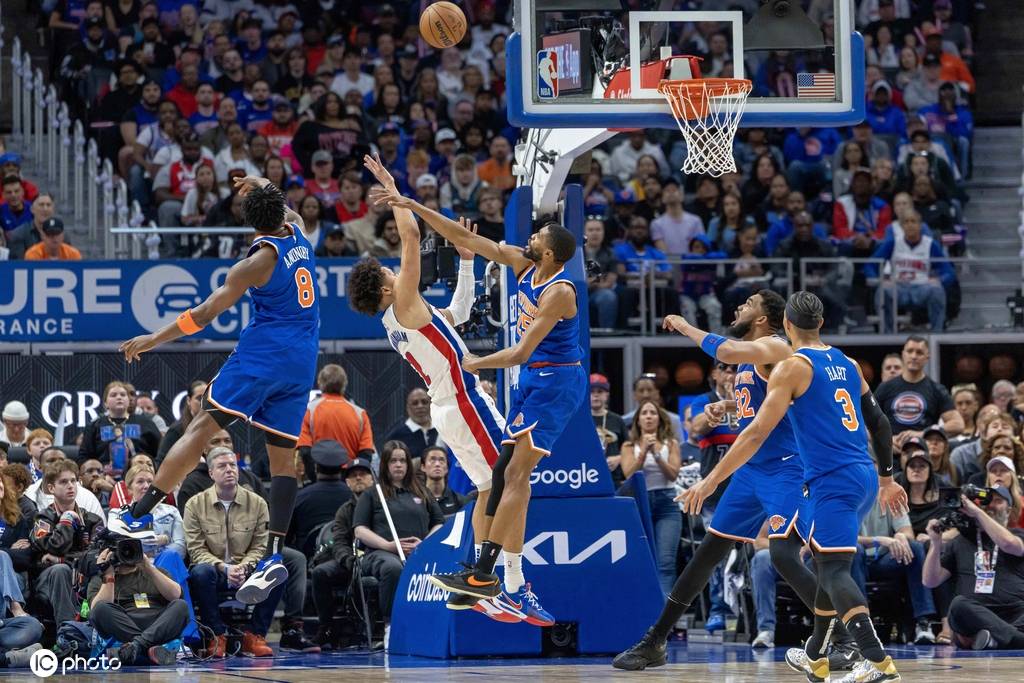 布伦森32+11坎宁安空砍三双 尼克斯逆转活塞系列赛3-1